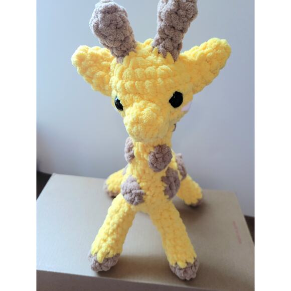 Crochet Giraffe Stuffed Animal Chenille Soft Yarn Yellow Standing - Picture 1 of 4